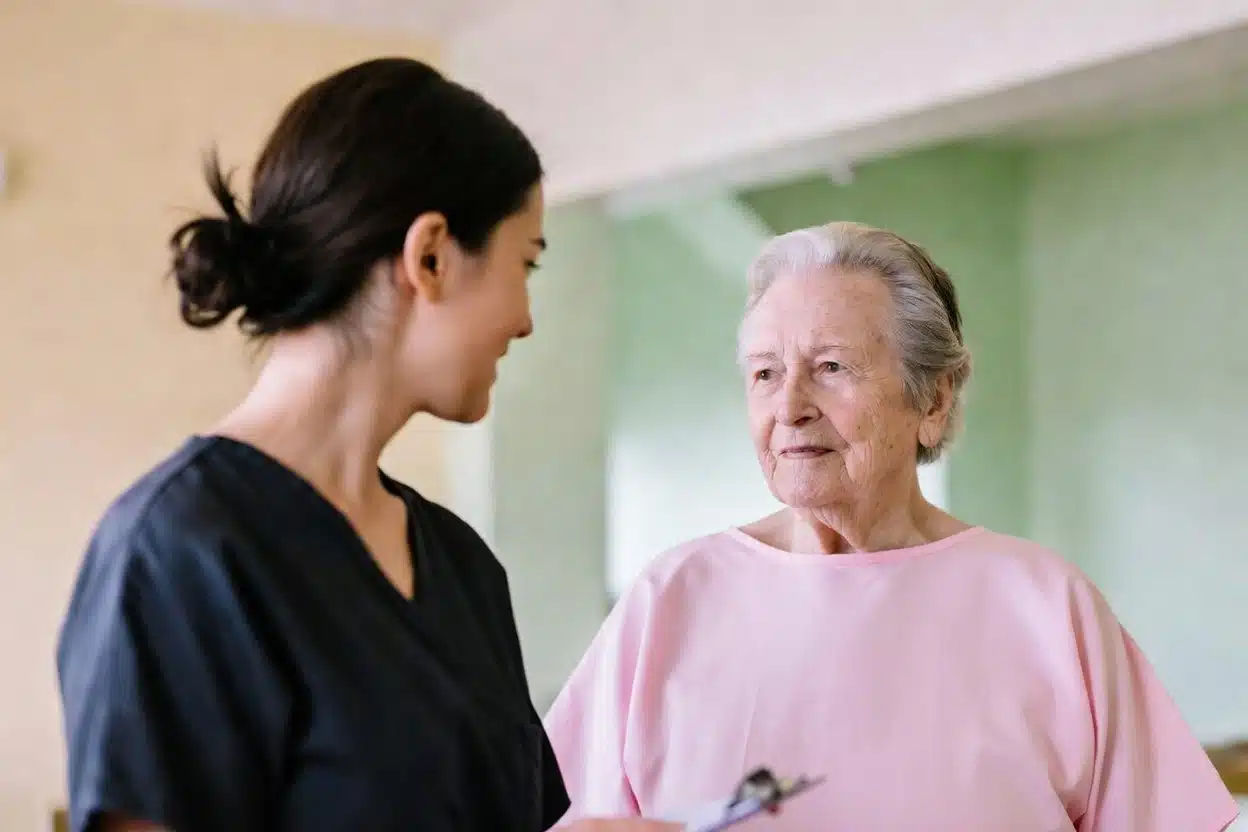 Respeitar a realidade do idoso com Alzheimer: como o Residencial Primeiro de Outubro promove um cuidado mais humanizado